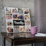 Lienzo Monograma de la familia Collage de 13 fotos<br><div class="desc">Este collage de fotos moderno tiene espacio para 13 fotografías alrededor de la palabra Familia en negrita,  también hay espacio para tu apellido.</div>