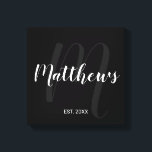 Lienzo Monograma y nombre de familia de guiones modernos<br><div class="desc">Regalo de Monograma y Nombre de Familia personalizado que incluye el nombre de la familia en un estilo de letra de escritura blanco moderno y monograma en un estilo de tipo de letra de escritura gris moderno como fondo con año establecido en sans blancos serif estilo de fuente sobre fondo...</div>