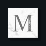 Lienzo Monograma y nombre personalizados de mármol blanco<br><div class="desc">El Monograma y Diseño de Nombre Personalizados presenta un monograma y un nombre personalizados en el estilo clásico de tipo de letra serif. Perfecto como decoradores de casa, regalos para el hogar, regalos para la familia, recién casados y más.</div>