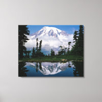 Monte Rainier reflejado en un lago de montaña