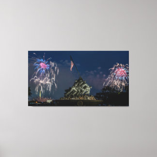 Lienzo Monumento de Iwo Jima durante los fuegos artificia