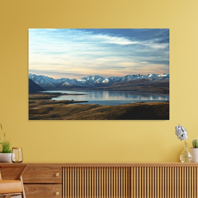 Lienzo Mountain Reflections – Peaceful Lakeside Horizon (Insitu (Sala de estar))