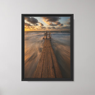 Lienzo Muelle de madera que lleva a las olas del océano a
