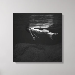 Lienzo Mujer blanco y negro en la fotografía del agua