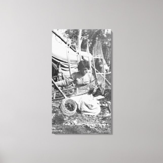 Lienzo Mujer de Alaska haciendo fotos de zapatos de nieve (Anverso)