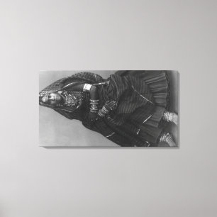 Lienzo Mujer india con vestimenta judicial y joyería