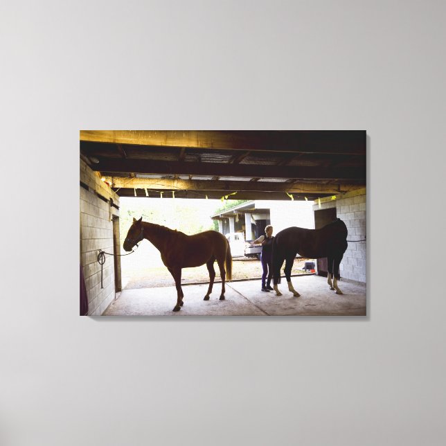 Lienzo Mujer madura cuidando de caballo (Anverso)