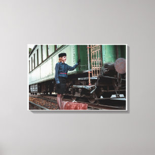 Lienzo Mujer retro vintage en la estación de tren