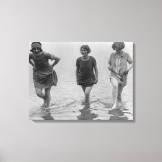 Lienzo Mujeres caminando en la playa de Arlington Fotogra