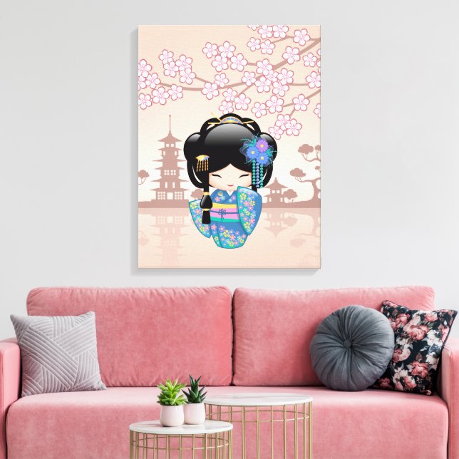 Lienzo Muñeca Keiko Kokeshi - Geisha con Kimono Azul (Insitu (Sala de estar))