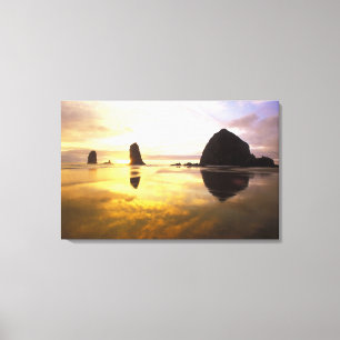 Lienzo N.A., EE. UU., Oregón, Atardecer en Cannon Beach c