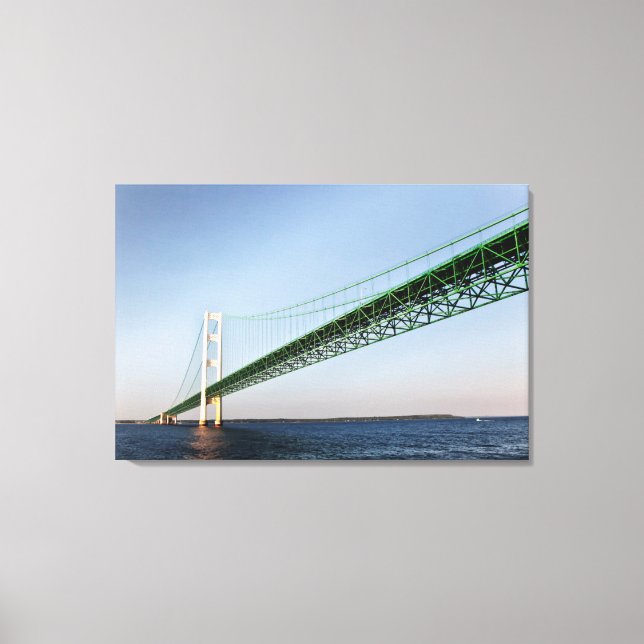 Lienzo Navegando bajo el puente Mackinac (Anverso)