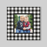 Lienzo Navidades de la granja Black Buffalo Plaid Foto Ca<br><div class="desc">Este lienzo de arte mural de estilo casa de campo con Navidades de mantas de lujo presenta un espacio de fotos familiar cuadrado personalizado enmarcado por un cheque negro y blanco con motivos en el fondo. Consejo de fotos: recortar la foto en forma cuadrada antes de subir. Crédito de la...</div>