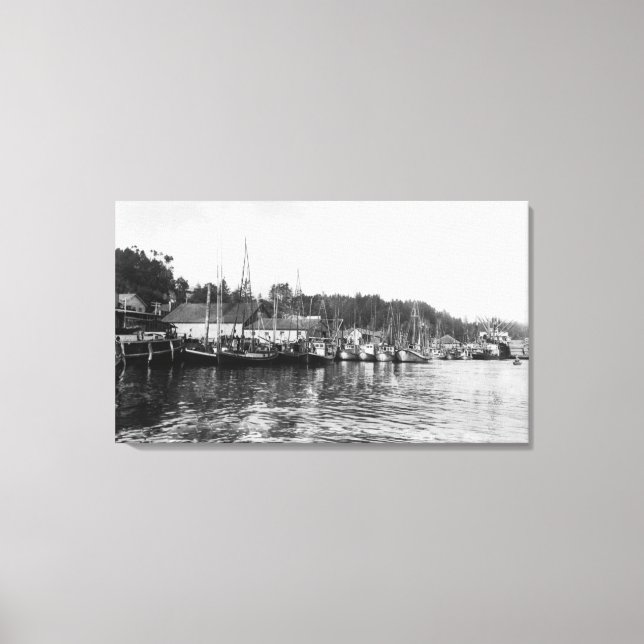 Lienzo Newport, Oregon Waterfront View of Fishing Fleet (Anverso)