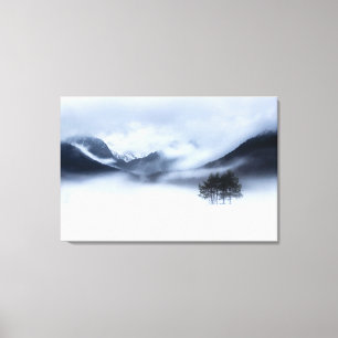 Lienzo Niebla, montañas y árbol solitario en invierno
