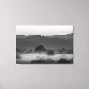 Lienzo Niebla que atraviesa el valle en blanco y negro