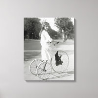 Niña montando un triciclo, 1917