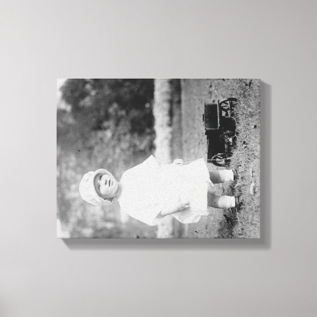 Lienzo Niña pequeña con carros de juguete. Fotografía (Anverso)