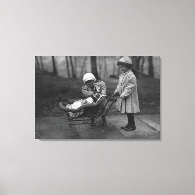 Lienzo Niños jugando con muñeca Campbell Kid (Anverso)