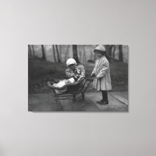 Lienzo Niños jugando con muñeca Campbell Kid