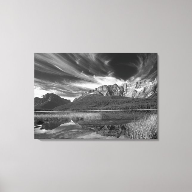 Lienzo Nubes cirrus sobre el lago Waterfowl, Banff (Anverso)