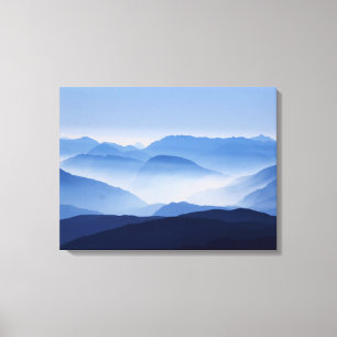 Lienzo Nubes de silueta de las montañas