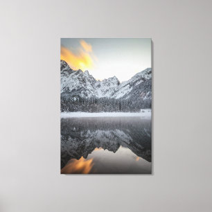 Lienzo Nubes de sol sobre montañas en el lago Fusine, Ita