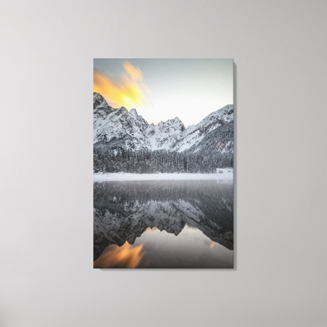 Lienzo Nubes de sol sobre montañas en el lago Fusine, Ita (Anverso)