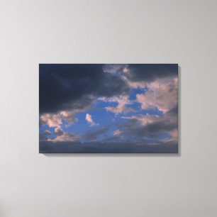 Lienzo Nubes de tormenta contra el cielo azul