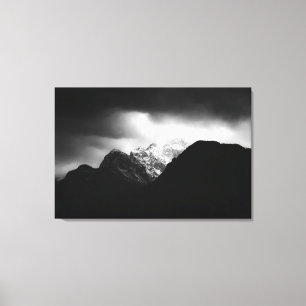 Lienzo Nubes de tormenta y sol sobre montañas