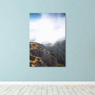 Lienzo Nubes deslizándose sobre montañas