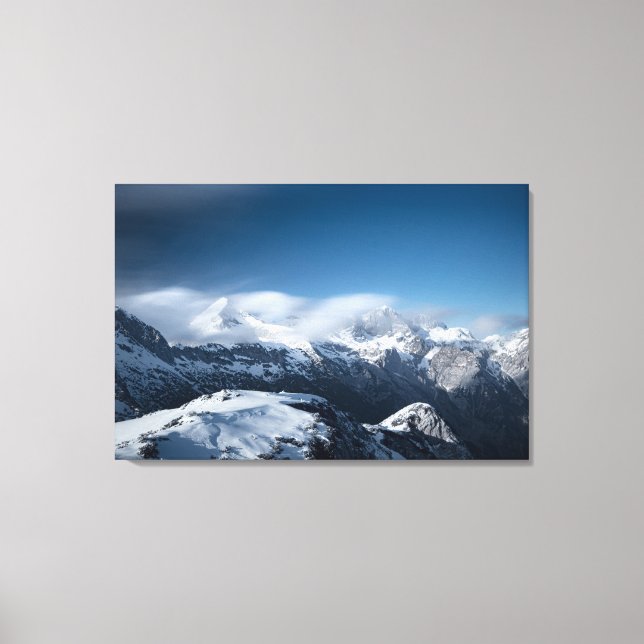 Lienzo Nubes ondeando sobre montañas nevadas (Anverso)