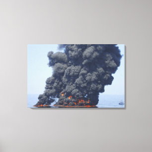 Lienzo Nubes oscuras de humo y fuego emergen 2