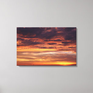 Lienzo Nubes oscuras en el cielo naranja