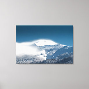 Lienzo Nubes polvorientas sobre la montaña nevada Snežnik
