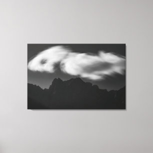 Lienzo Nubes sobre silueta de montaña