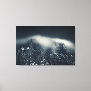 Lienzo Oscuridad y nubes blancas sobre las montañas