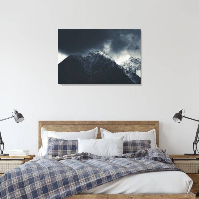 Lienzo Oscuridad y nubes de tormenta sobre montañas (Insitu(Dormitorio))