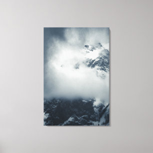 Lienzo Oscuridad y nubes misteriosas sobre la montaña