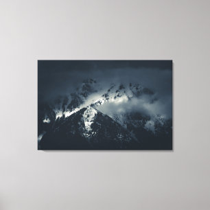 Lienzo Oscuridad y nubes sobre las montañas