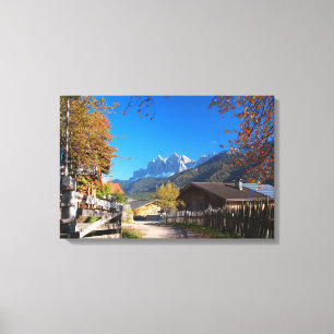 Lienzo Otoño en un pueblo de los Dolomitas en Italia