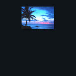 Lienzo Paisaje de la Bonito tropical azul rosa del atarde<br><div class="desc">La hermosa fotografía de la naturaleza. Fotografía elegante y de diseño de azul claro y oscuro, turquesa, violeta, violeta, violeta, violeta amatista y rosa pastel de la puesta de sol en una exótica playa de isla hawaiana con palmeras. Una escena tropical bonito para los amantes de Hawái, las playas del...</div>