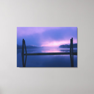 Lienzo Paisaje del amanecer morado y rosado sobre el agua