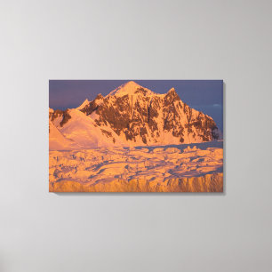 Lienzo paisaje helado de montaña glacial a lo largo del