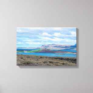 Lienzo Paisaje matutino de Islandia con granjas en un fio
