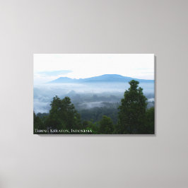 Lienzo Paisaje montañoso brumoso de niebla matutina al am