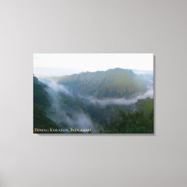 Lienzo Paisaje montañoso brumoso de niebla matutina al am