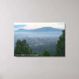 Lienzo Paisaje montañoso brumoso de niebla matutina al am