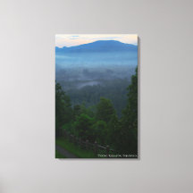 Paisaje montañoso brumoso de niebla matutina al am