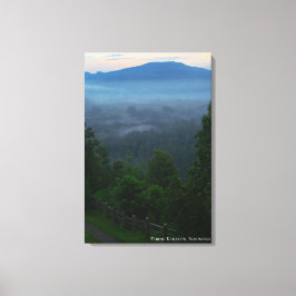 Lienzo Paisaje montañoso brumoso de niebla matutina al am